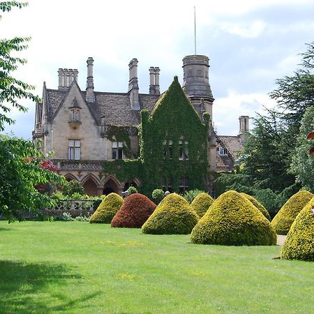 Manor By The Lake Cheltenham Exterior photo