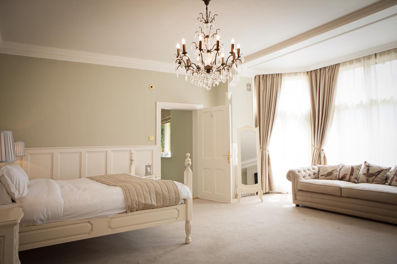 Manor By The Lake Cheltenham Room photo