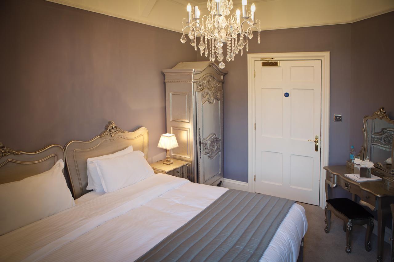 Manor By The Lake Cheltenham Room photo