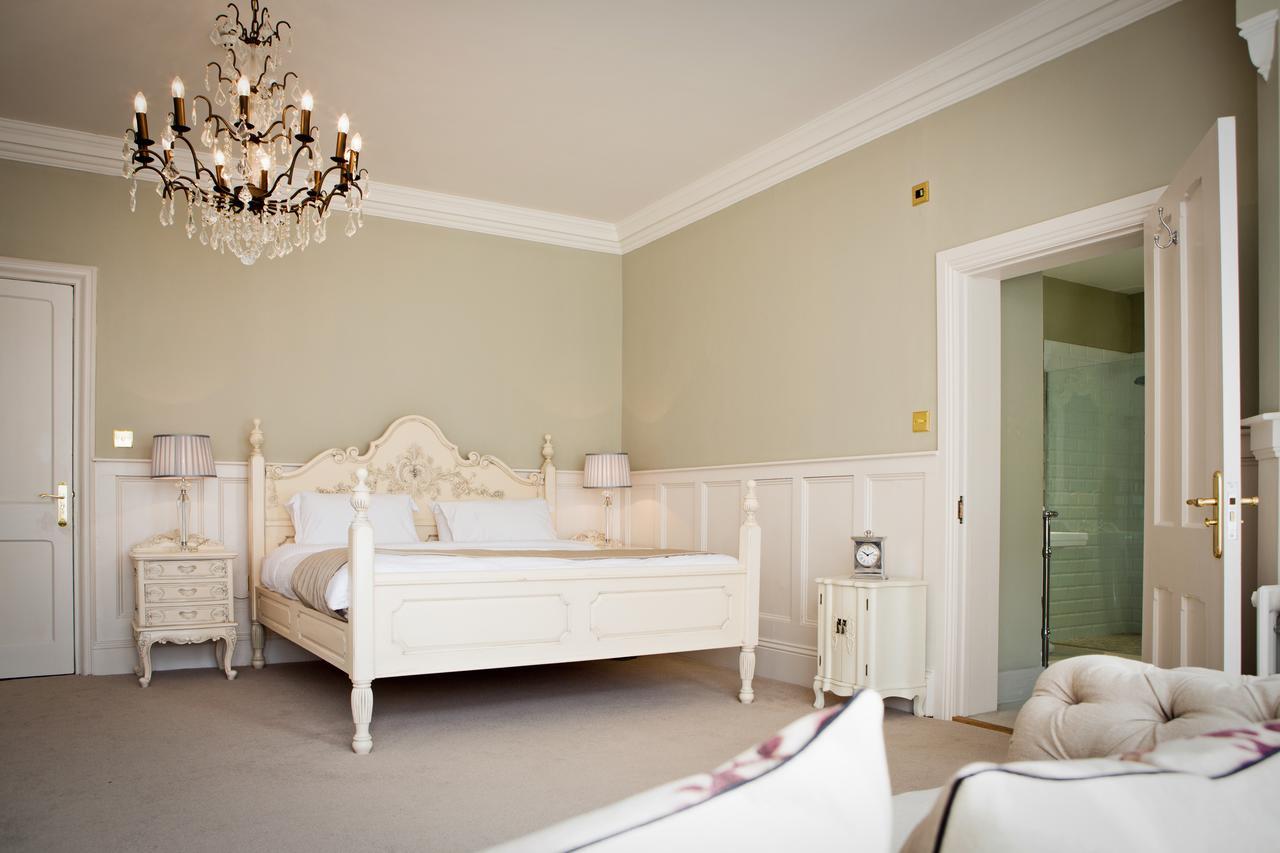 Manor By The Lake Cheltenham Room photo