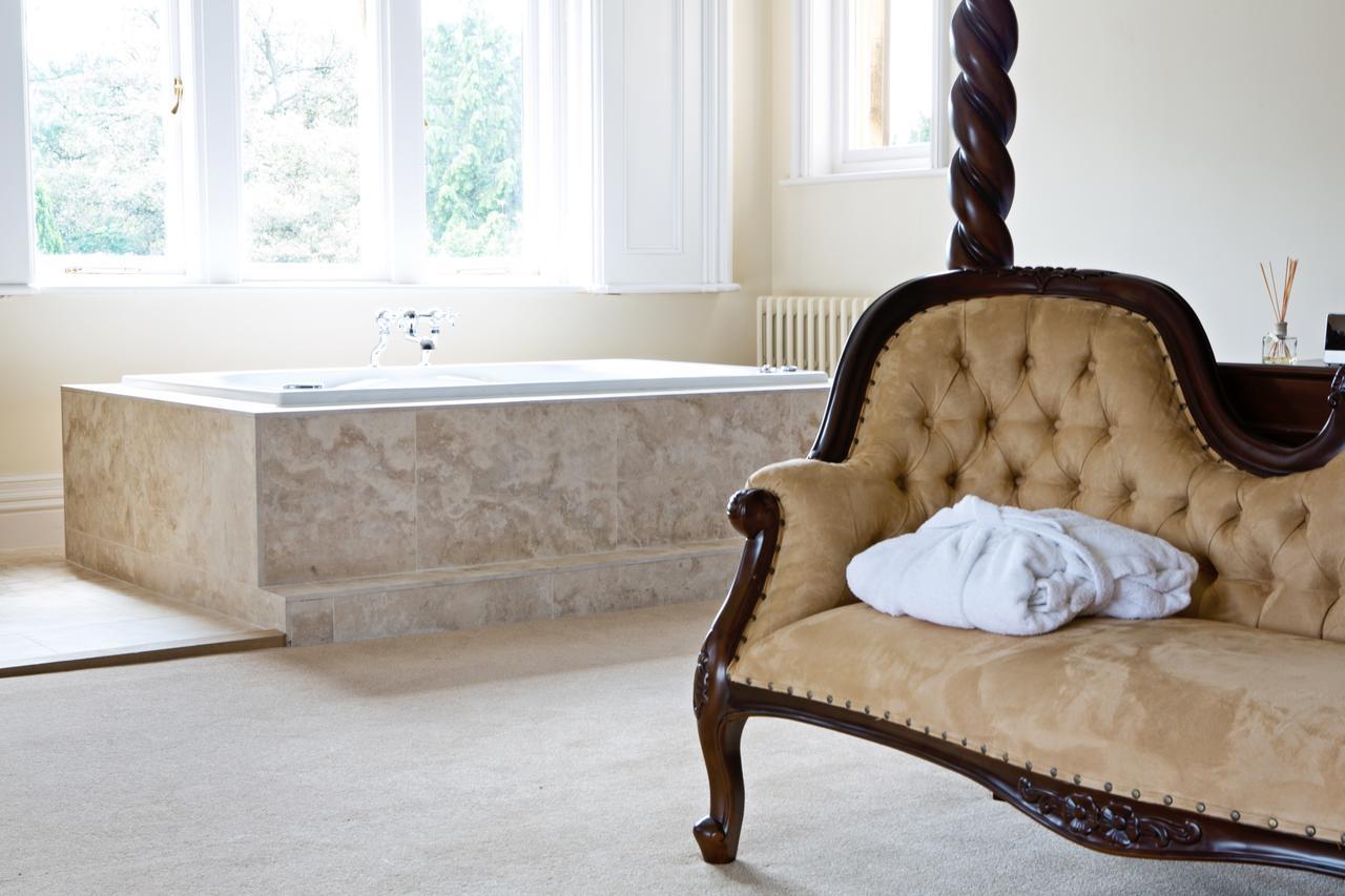 Manor By The Lake Cheltenham Room photo