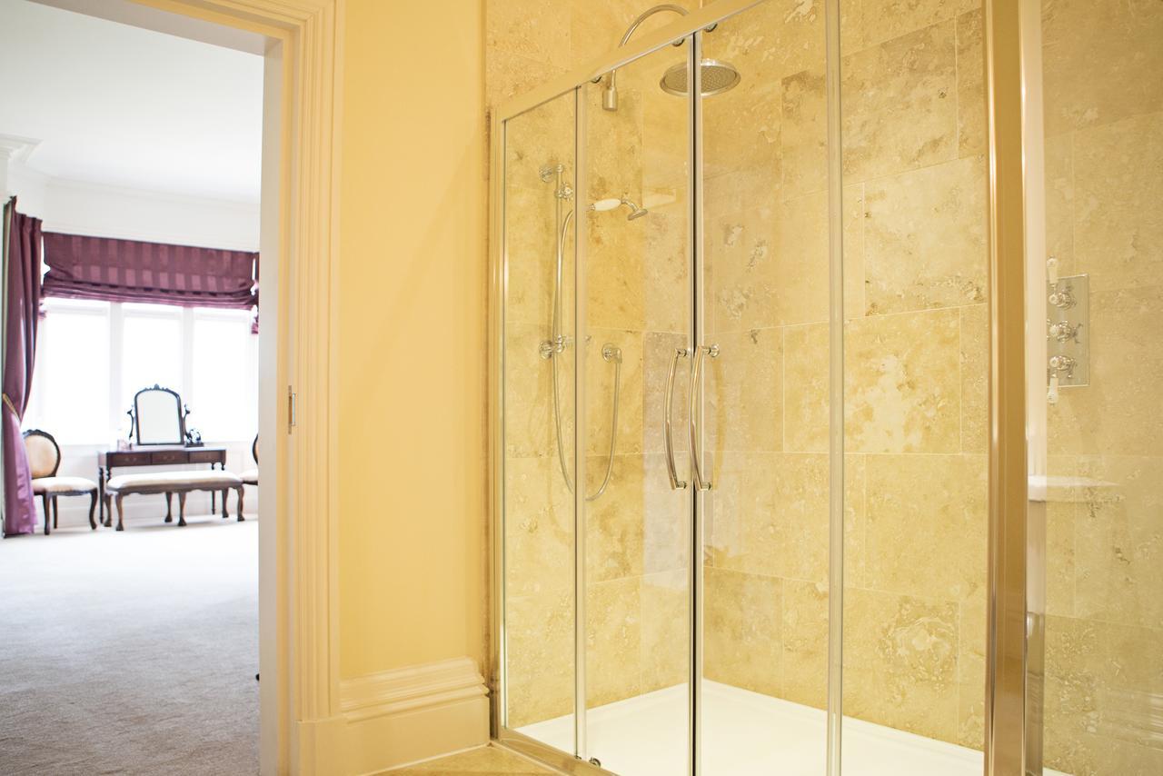 Manor By The Lake Cheltenham Room photo